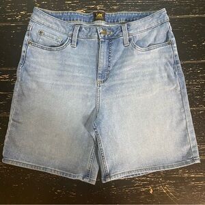 Lee Women’s Mid Rise Light Wash Denim Shorts – 7” Inseam – Size 12